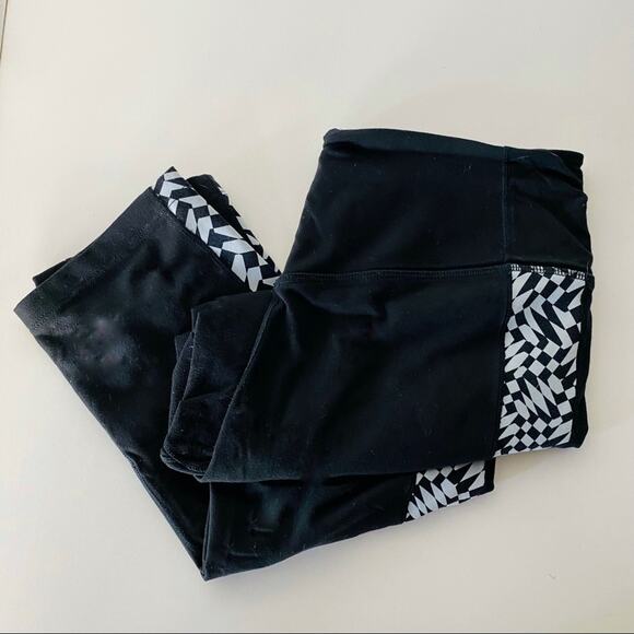NIKE Black Cropped Leggings White Geometric Pattern Stripe Dri Fit Gym Workout S - Picture 1 of 10